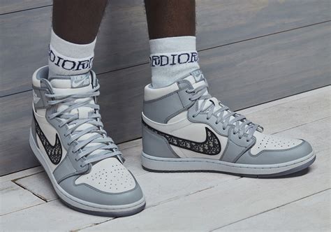 jordan dior lanzamiento|Jordan x Dior Air Jordan 1 Retro High Sneakers.